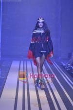 Model walks the ramp for Malini Ramani Show at Lakme Winter fashion week day 5 on 21st Sept 2010 (88).JPG